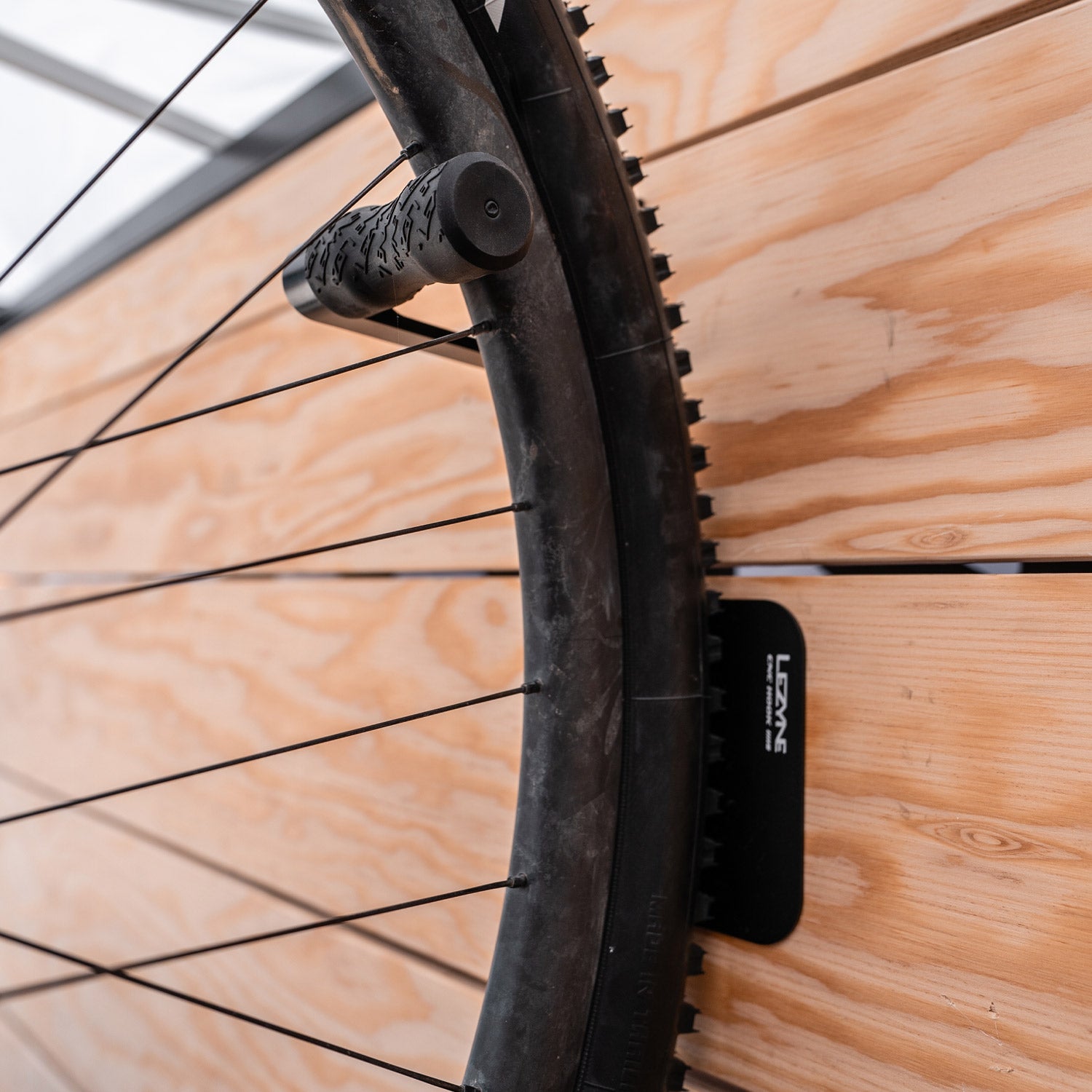 lezyne-cnc-alloy-wheel-hook-fahrrad-wandhalterung image 6