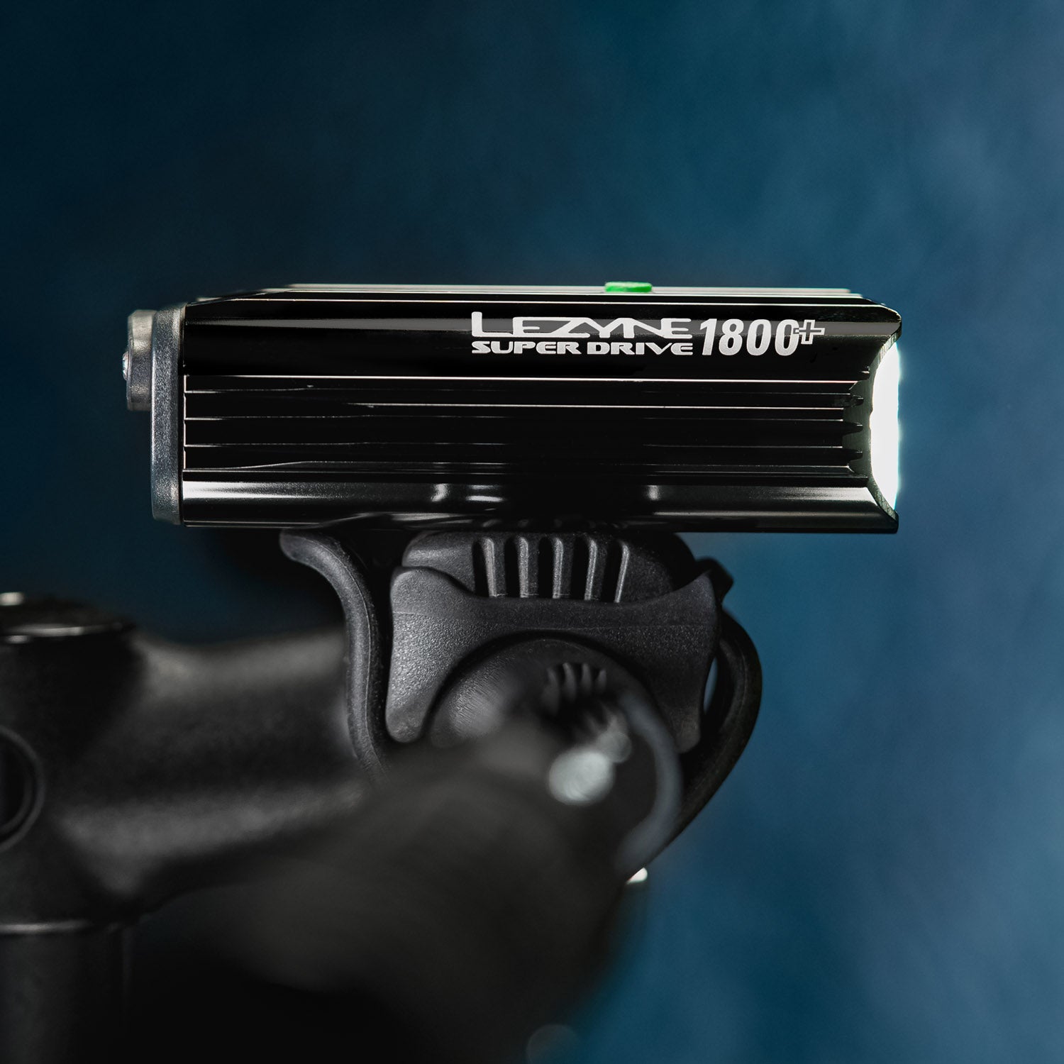 lezyne-super-drive-1800-smart-led-frontlicht image 8