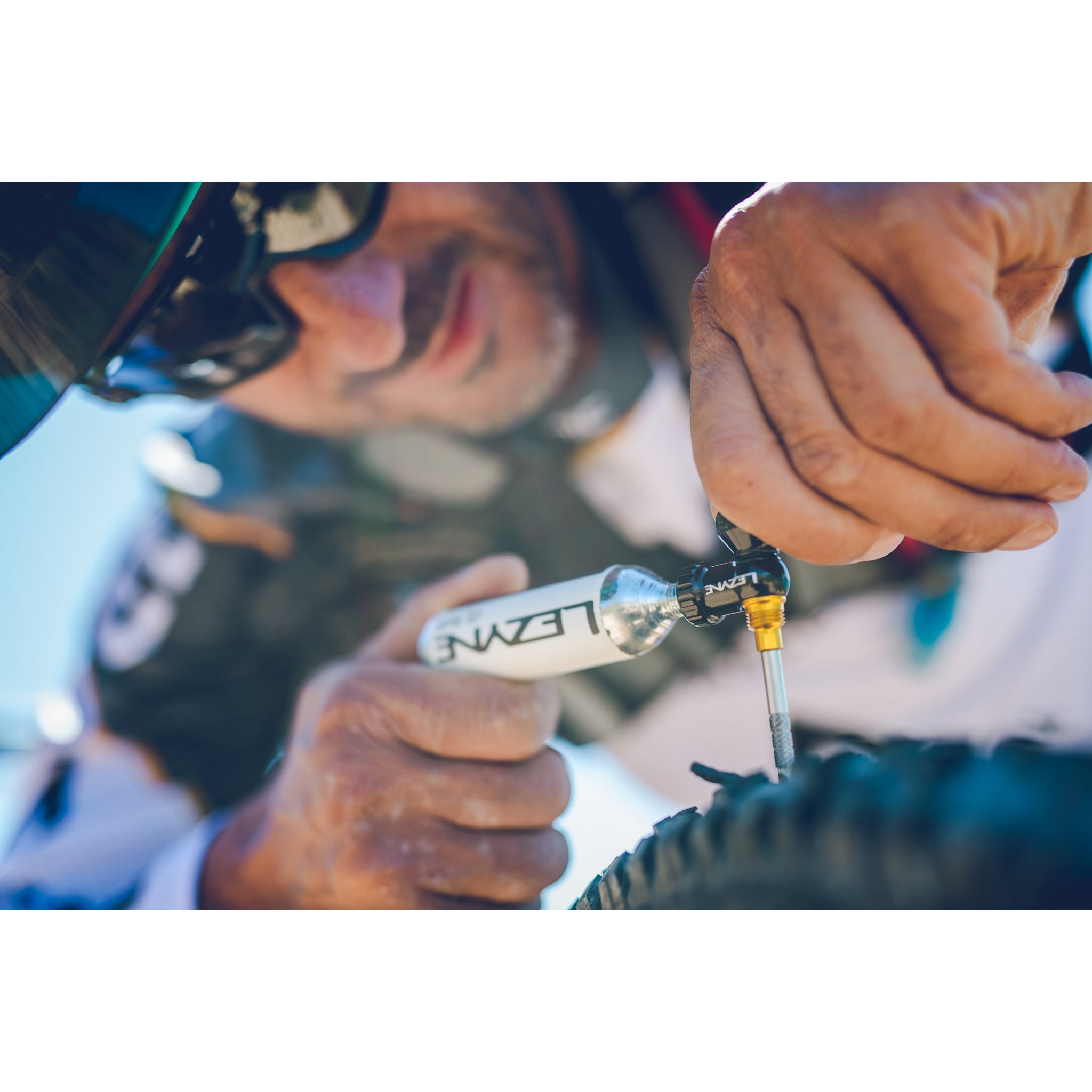 lezyne-tubeless-co2-blaster-2-in-1-co2-pumpe-und-tubeless-reparaturkit-aluminium image 7