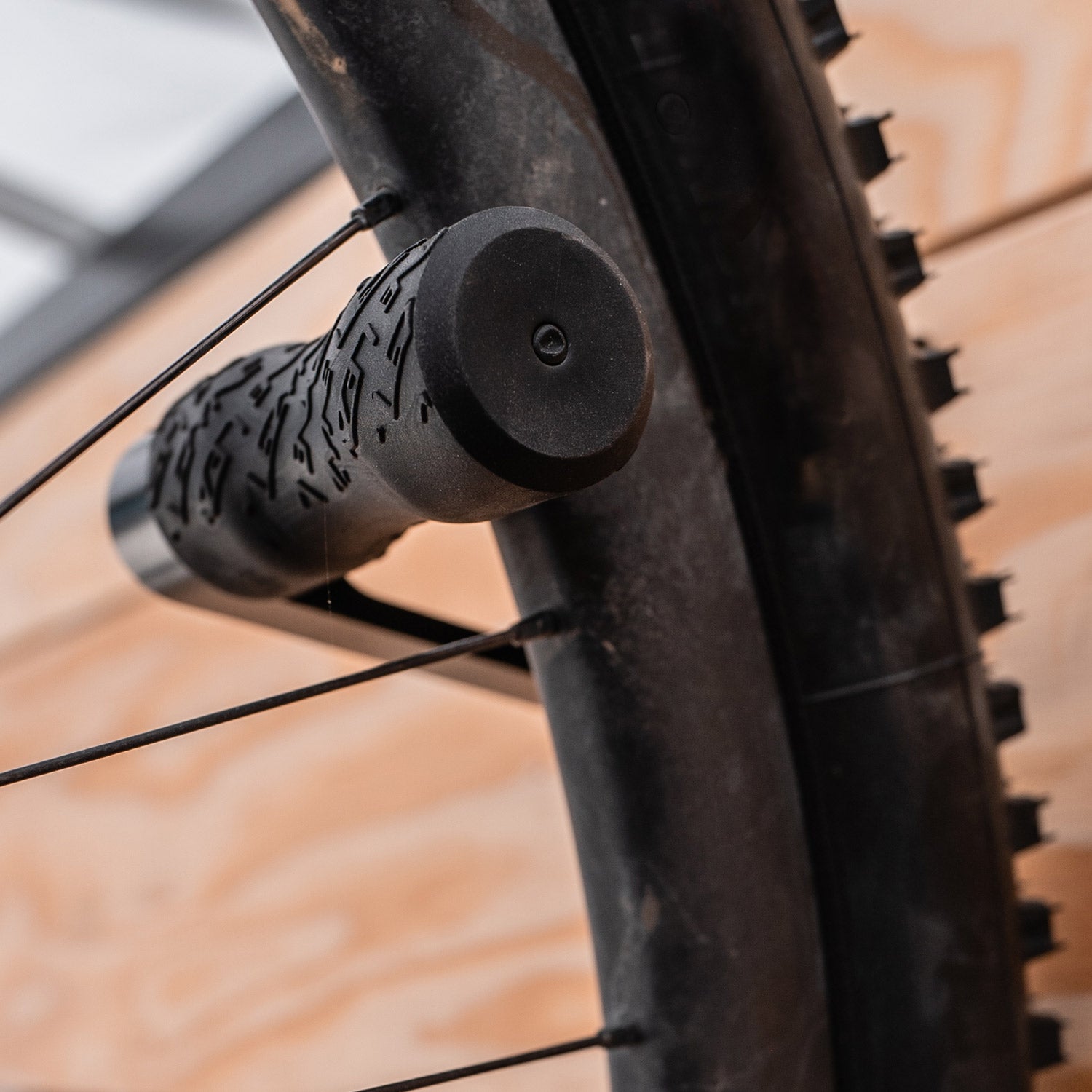 lezyne-cnc-alloy-wheel-hook-fahrrad-wandhalterung image 5