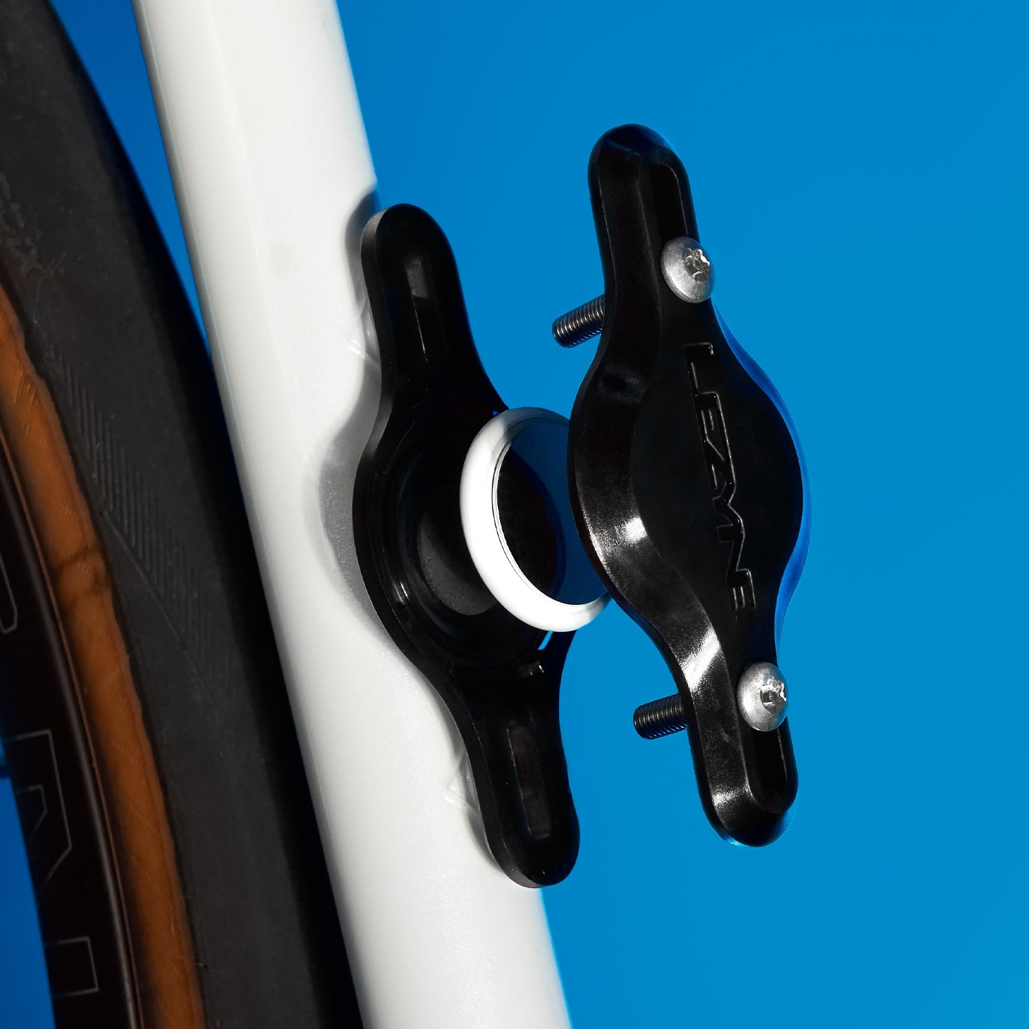 lezyne-matrix-bike-tagger-airtag-halterung image 3