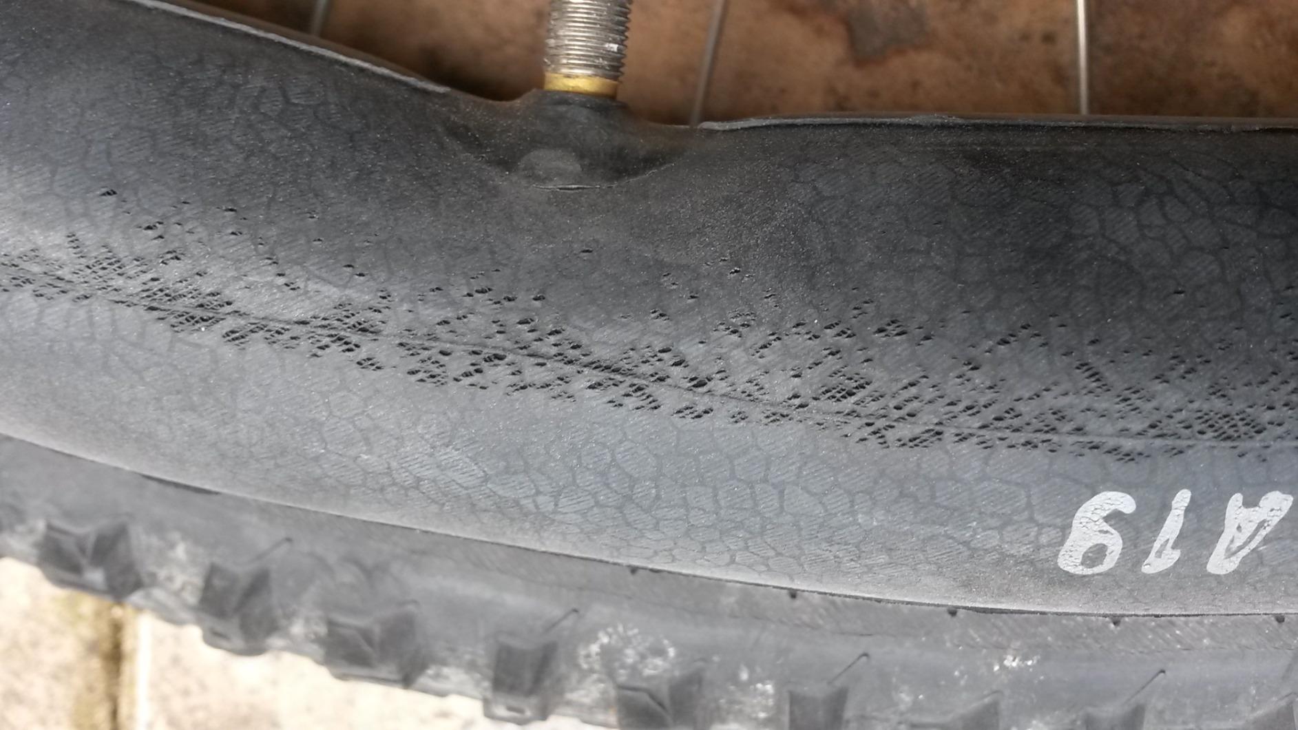 Gut, aber fummelig bei engen Mänteln