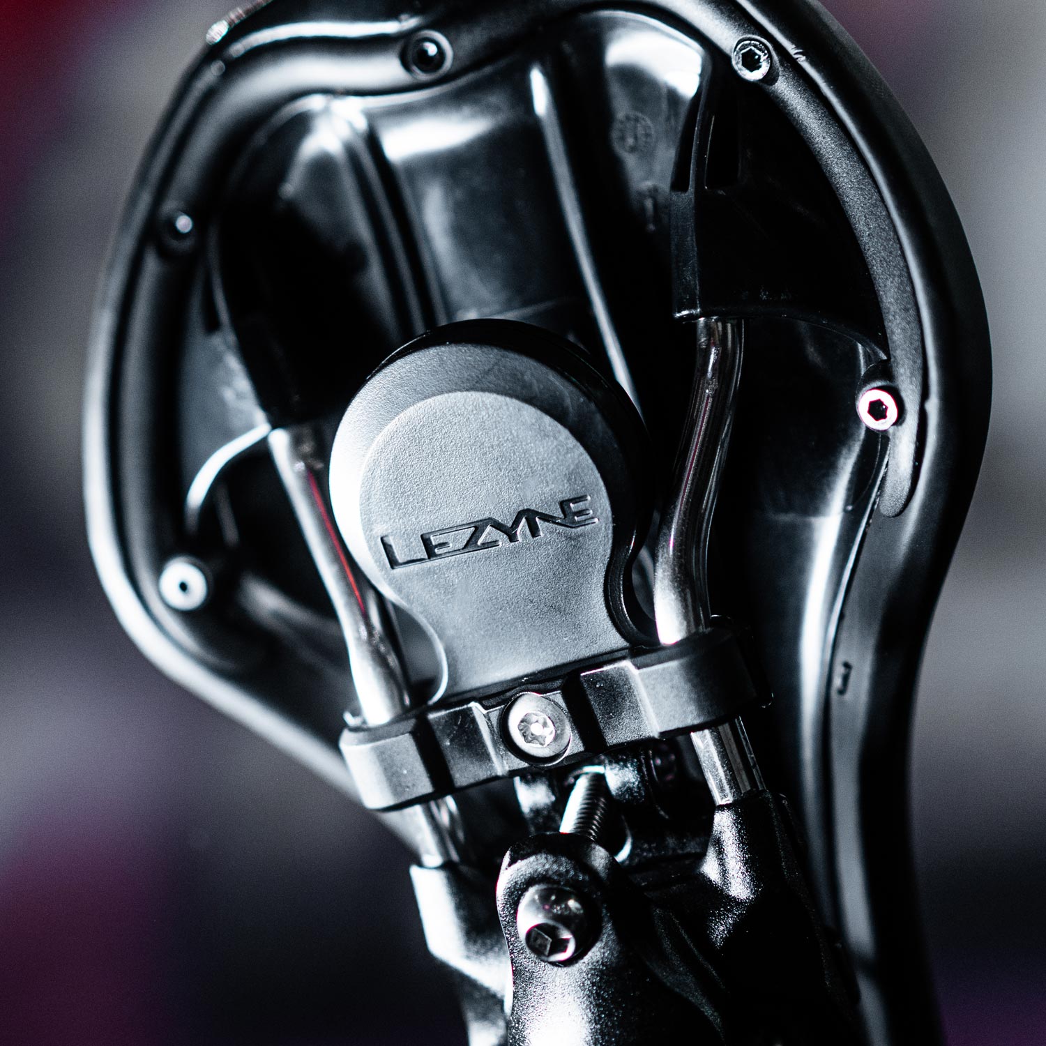 lezyne-matrix-saddle-tagger-apple-airtag-halter image 2