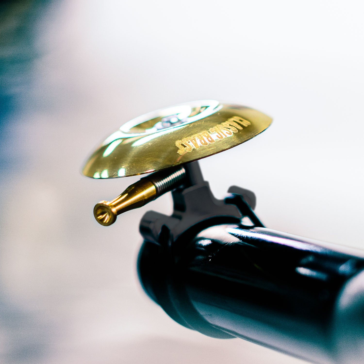 lezyne-classic-shallow-brass-fahrradklingel-messing image 4